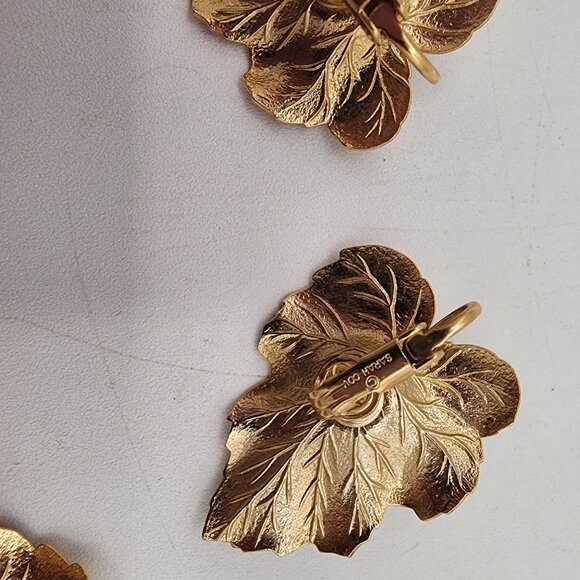 Vintage Sarah Coventry Gold Leaf Sweater Clip & Earrings Set Classic Fall Style - Picture 6 of 8